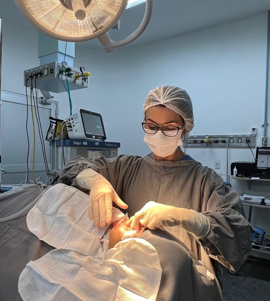 Dra. Noemi em centro cirúrgico hospitalar, em procedimento real