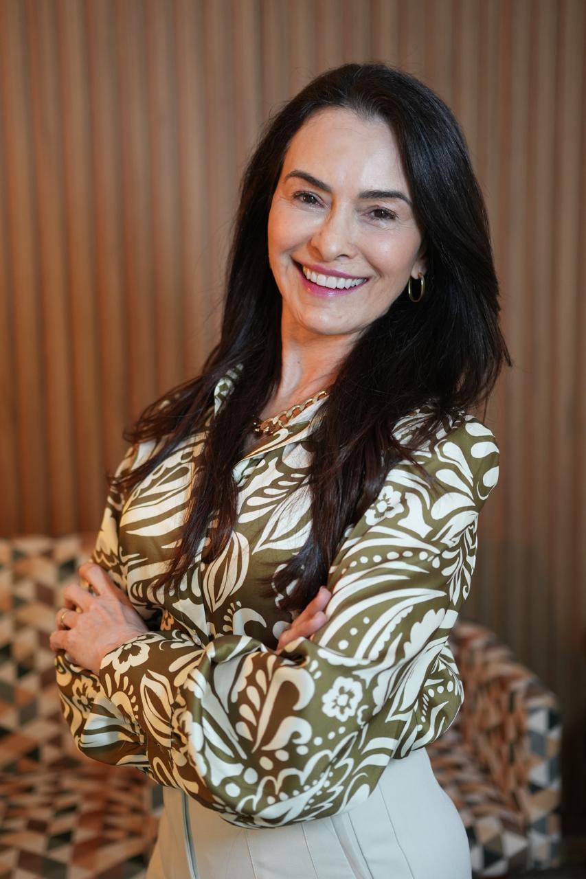 Dra. Noemi Borgas em ambiente acolhedor, sorrindo